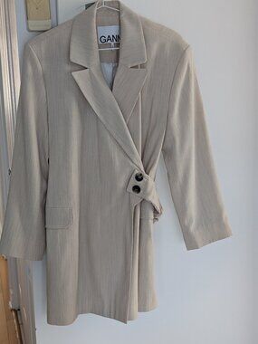 GANNI TWO PIECE SUIT - BLAZER AND LONG BERMUDA. VERY LIGHT AND BREEZY MATERIAL.